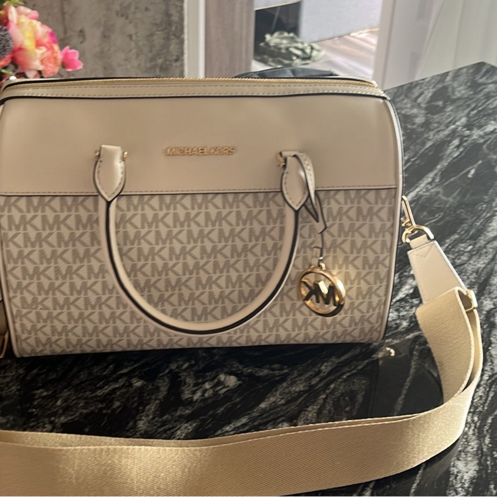 New Michael Kors handbag, never use.
